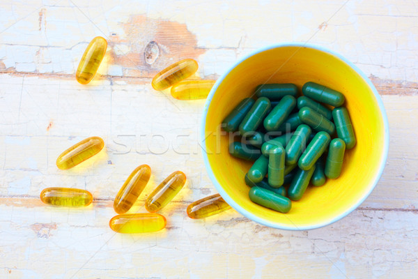 Balık yağı vitaminler hapları kapsül ek Stok fotoğraf © lubavnel