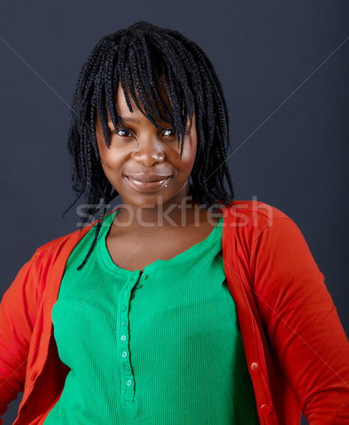 Afrikai fiatal nő lezser gyönyörű nő zöld Stock fotó © lubavnel