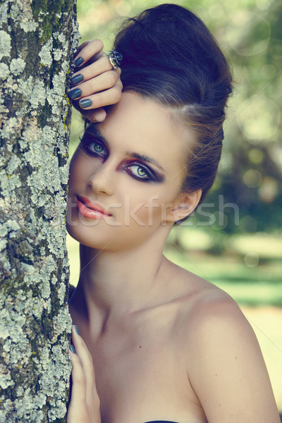 Femeie frumoasa dramatic machiajul ochilor gri manichiură Imagine de stoc © lubavnel