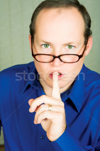 Uomo impegnativo silenzio gli occhi verdi blu shirt Foto d'archivio © lubavnel
