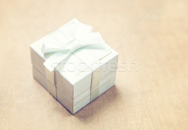 禮品盒 白 色帶 米色 背景 框 商業照片 © luckyraccoon