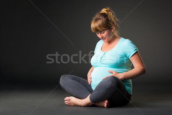 Közelkép terhes ül lány mosoly boldog Stock fotó © luckyraccoon