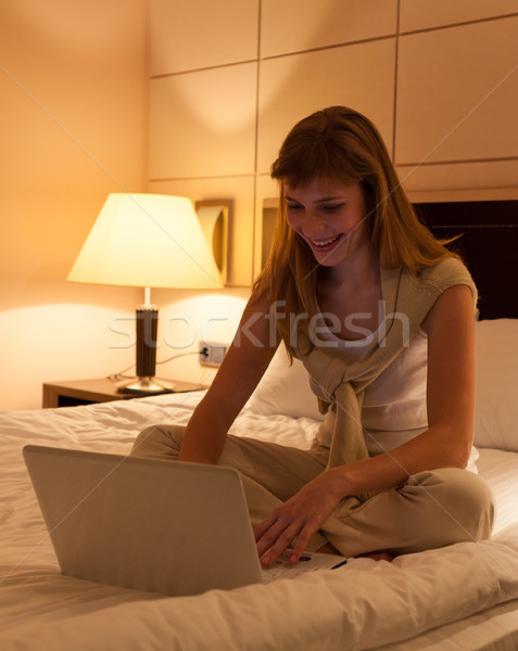 Mit Laptop Hotel Schlafzimmer Internet Arbeit Stock foto © luckyraccoon