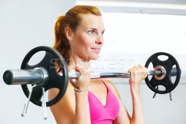 Młoda kobieta sztanga siłowni sportu szkolenia Zdjęcia stock © luckyraccoon