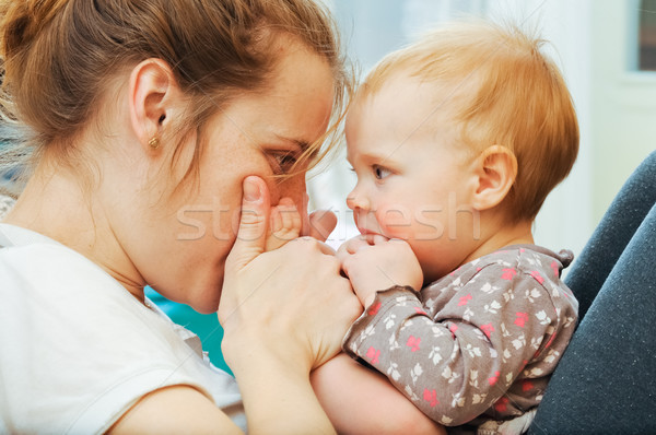 肖像 小 嬰兒 母親 播放 家庭 商業照片 © luckyraccoon