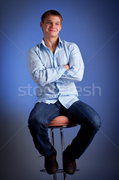 年輕人 坐在 酒吧 椅子 武器 肖像 商業照片 © luckyraccoon
