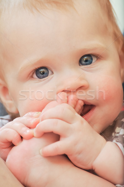 肖像 小 嬰兒 女孩 面對 腿 商業照片 © luckyraccoon