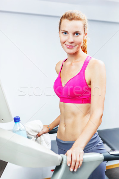 Mulher jovem cardio esteira ginásio mulher mulheres Foto stock © luckyraccoon