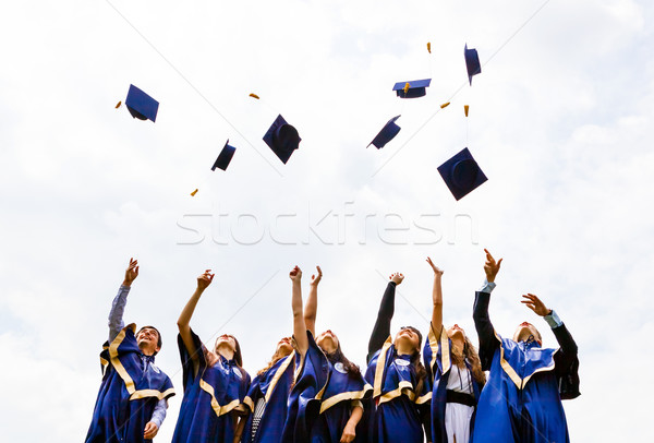 Gruppe glücklich jungen Absolventen Bild Stock foto © luckyraccoon