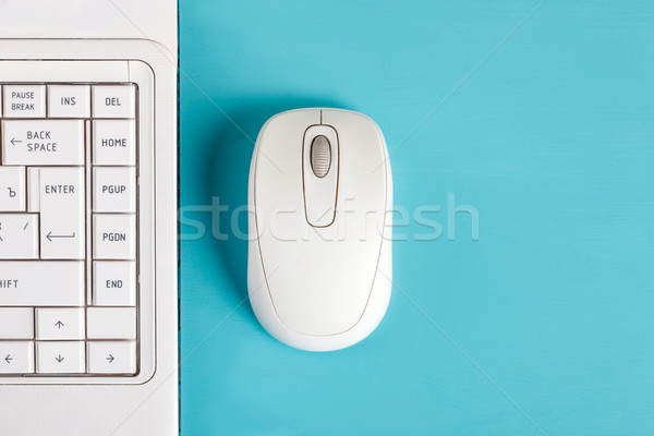 白 鼠標 筆記本鍵盤 表 頂部 視圖 商業照片 © luckyraccoon