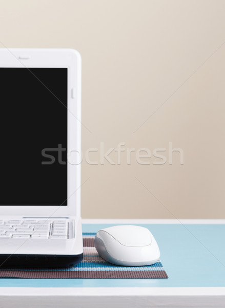 白 筆記本電腦 表 地方 文本 計算機 商業照片 © luckyraccoon
