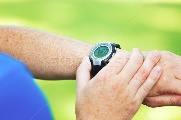 Masculina corredor mirando ritmo cardíaco supervisar manos Foto stock © luckyraccoon