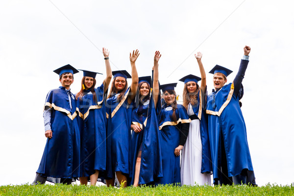 Grupy szczęśliwy młodych absolwenci obraz zewnątrz Zdjęcia stock © luckyraccoon