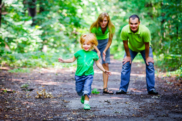 Retrato familia feliz parque aire libre tiro sonrisa Foto stock © luckyraccoon