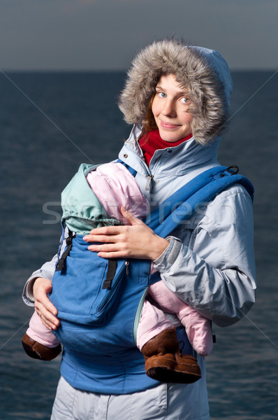 Stil de viaţă portret tineri mamă copil în aer liber Imagine de stoc © luckyraccoon