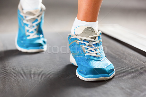 Frau läuft Laufband Fitnessstudio Winter Zug Stock foto © luckyraccoon