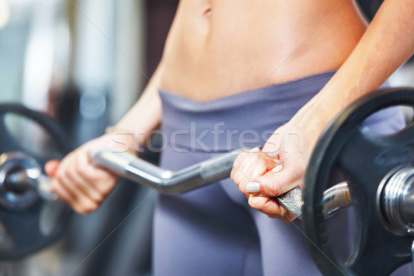 Młoda kobieta sztanga siłowni sportu szkolenia Zdjęcia stock © luckyraccoon