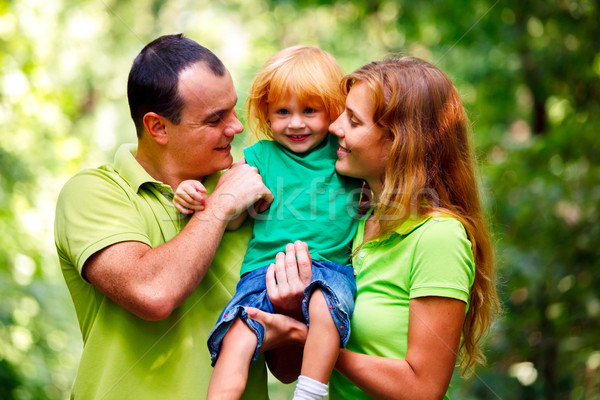 Retrato familia feliz parque aire libre tiro sonrisa Foto stock © luckyraccoon