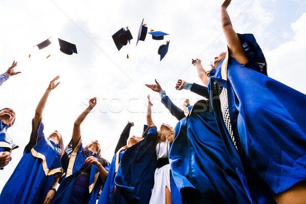 Gruppe glücklich jungen Absolventen Bild Stock foto © luckyraccoon