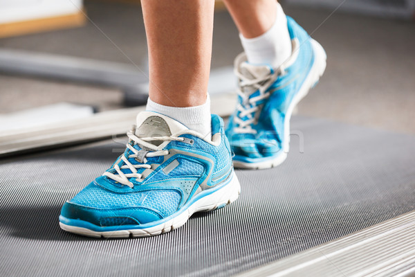 Mujer ejecutando noria gimnasio invierno tren Foto stock © luckyraccoon