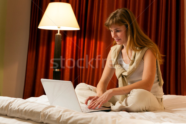 Mit Laptop Hotel Schlafzimmer Internet Arbeit Stock foto © luckyraccoon