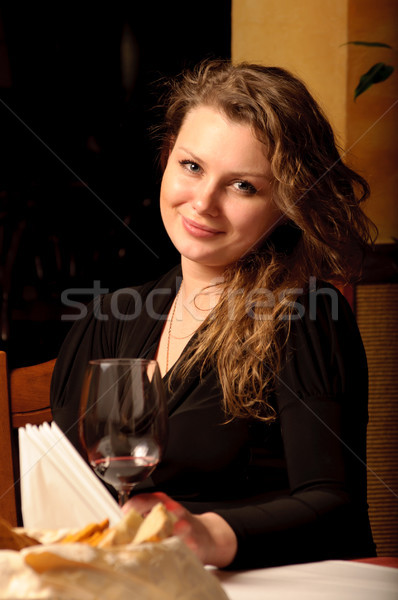 美麗 年輕女子 坐在 餐廳 酒杯 手 商業照片 © luckyraccoon