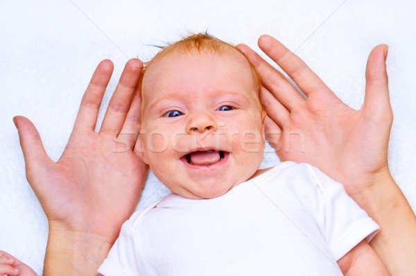 Boldog újszülött baba anyák kezek lány Stock fotó © luckyraccoon