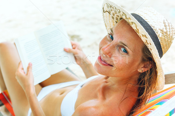 年輕 佳人 坐在 海灘 閱讀 書 商業照片 © luckyraccoon