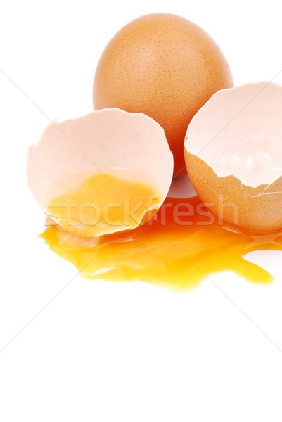 Roto huevo yema de huevo blanco fuera aislado Foto stock © luissantos84