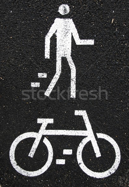 Gyalogos bicikli felirat fehér jelzőtáblák festett Stock fotó © luissantos84