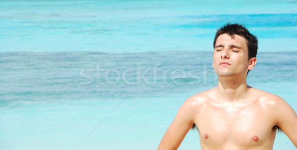 Foto stock: Homem · em · pé · para · cima · banhos · de · sol · ilha · grande