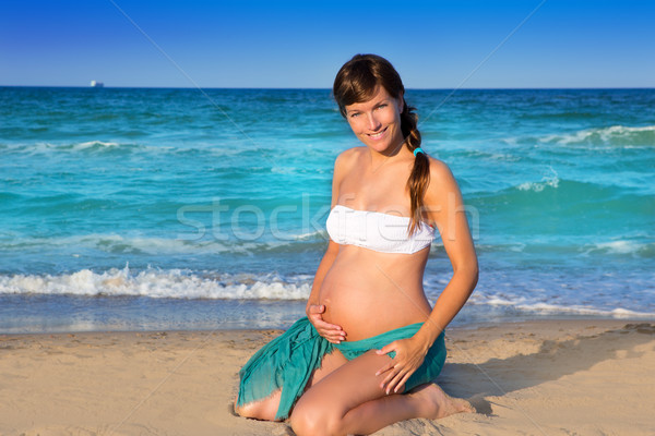 Mooie zwangere vrouw Blauw strand strandzand zomervakantie Stockfoto © lunamarina