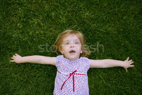 Belle peu fille heureux herbe Photo stock © lunamarina