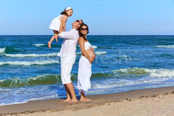 Familie plajă gravidă mamă fericit de familie prezinta Imagine de stoc © lunamarina
