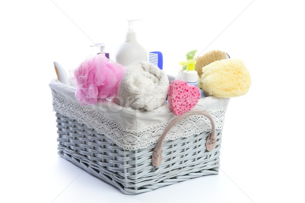 Baie articole de toaleta coş duş gel şampon Imagine de stoc © lunamarina