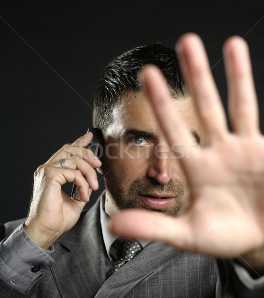 Supărat om de afaceri opri mână telefon mobil Imagine de stoc © lunamarina