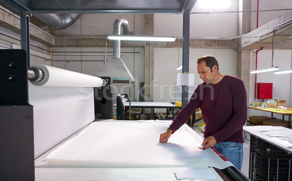 Transfer maşină producere operator om textil Imagine de stoc © lunamarina