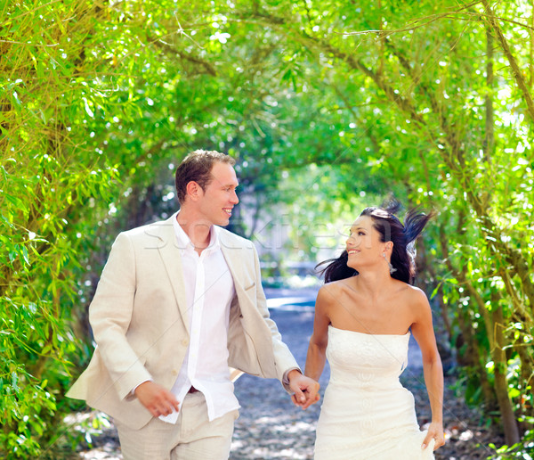 Pareja recién casados feliz ejecutando verde parque Foto stock © lunamarina
