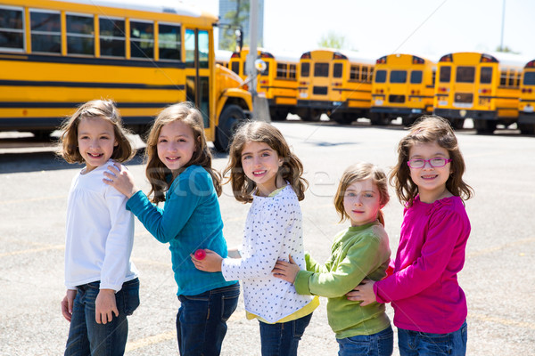 Iskola lányok barátok csetepaté sétál iskolabusz Stock fotó © lunamarina