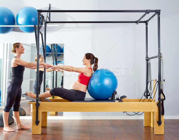 Zwangere vrouw pilates oefening training personal trainer vrouw Stockfoto © lunamarina