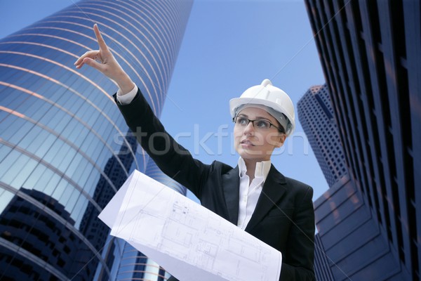 Architekta kobieta pracy zewnątrz budynków nowoczesne Zdjęcia stock © lunamarina