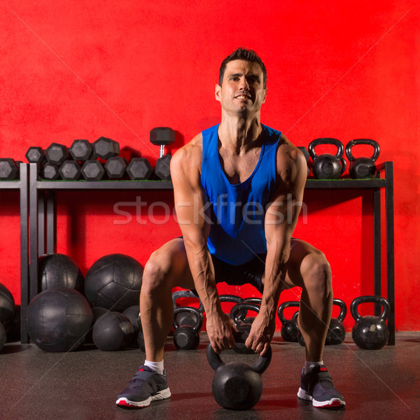 Kettlebells antrenament pregătire om sală de gimnastică leagăn Imagine de stoc © lunamarina