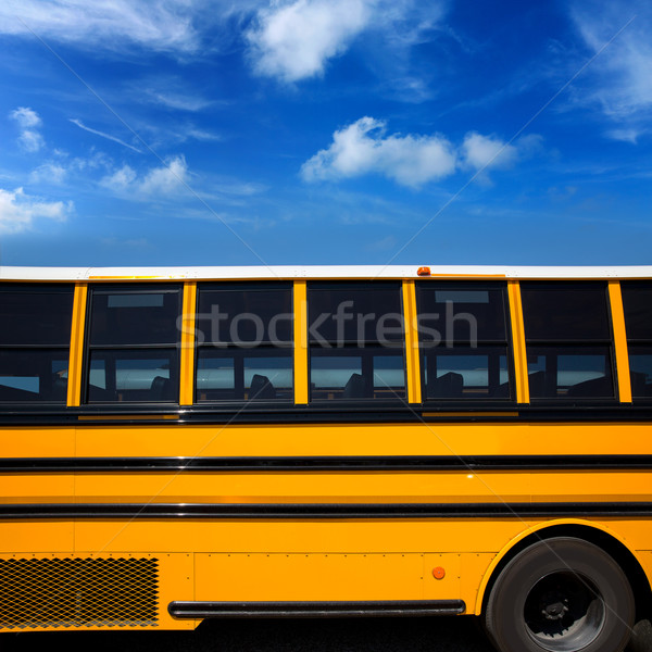 Amerikaanse typisch schoolbus zijaanzicht blauwe hemel dag Stockfoto © lunamarina