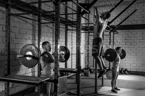 Barra con pesas levantamiento de pesas grupo levantamiento de pesas gimnasio entrenamiento Foto stock © lunamarina