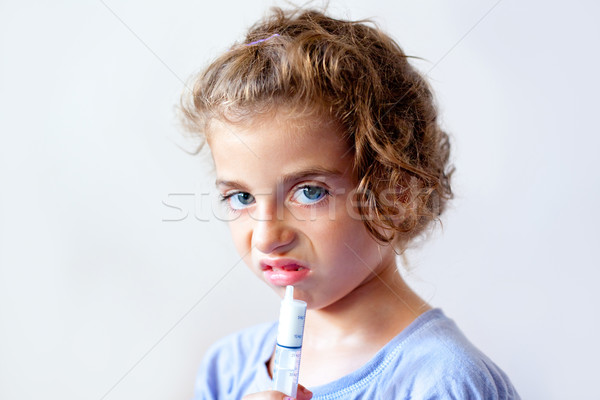 Nefericit copil fată seringă medicină doza Imagine de stoc © lunamarina