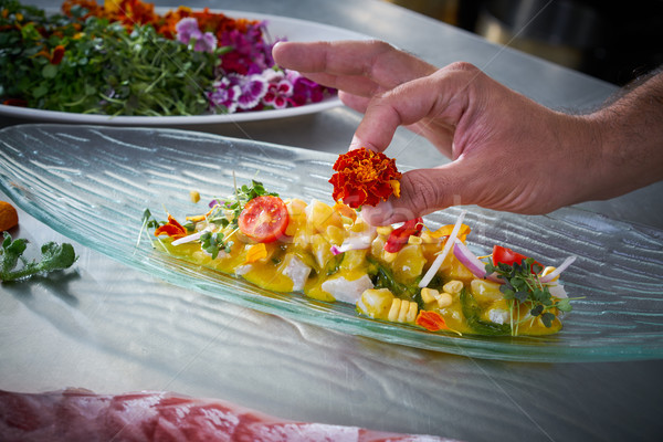 Bucătar-şef mâini floare fel de mâncare bucătărie Imagine de stoc © lunamarina