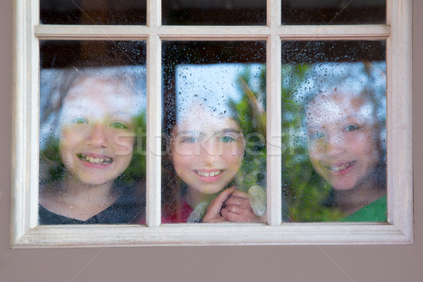 Trei sora prietenii uita ploios fereastră Imagine de stoc © lunamarina