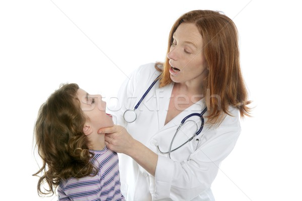 Medic pediatru femeie examen medical fetita fată Imagine de stoc © lunamarina