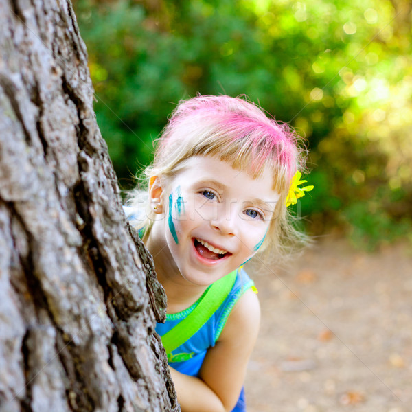 Copii fetita fericit joc pădure copac Imagine de stoc © lunamarina