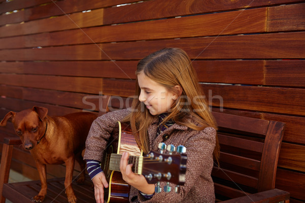 Dziecko dziewczyna gry gitara psa zimą Zdjęcia stock © lunamarina